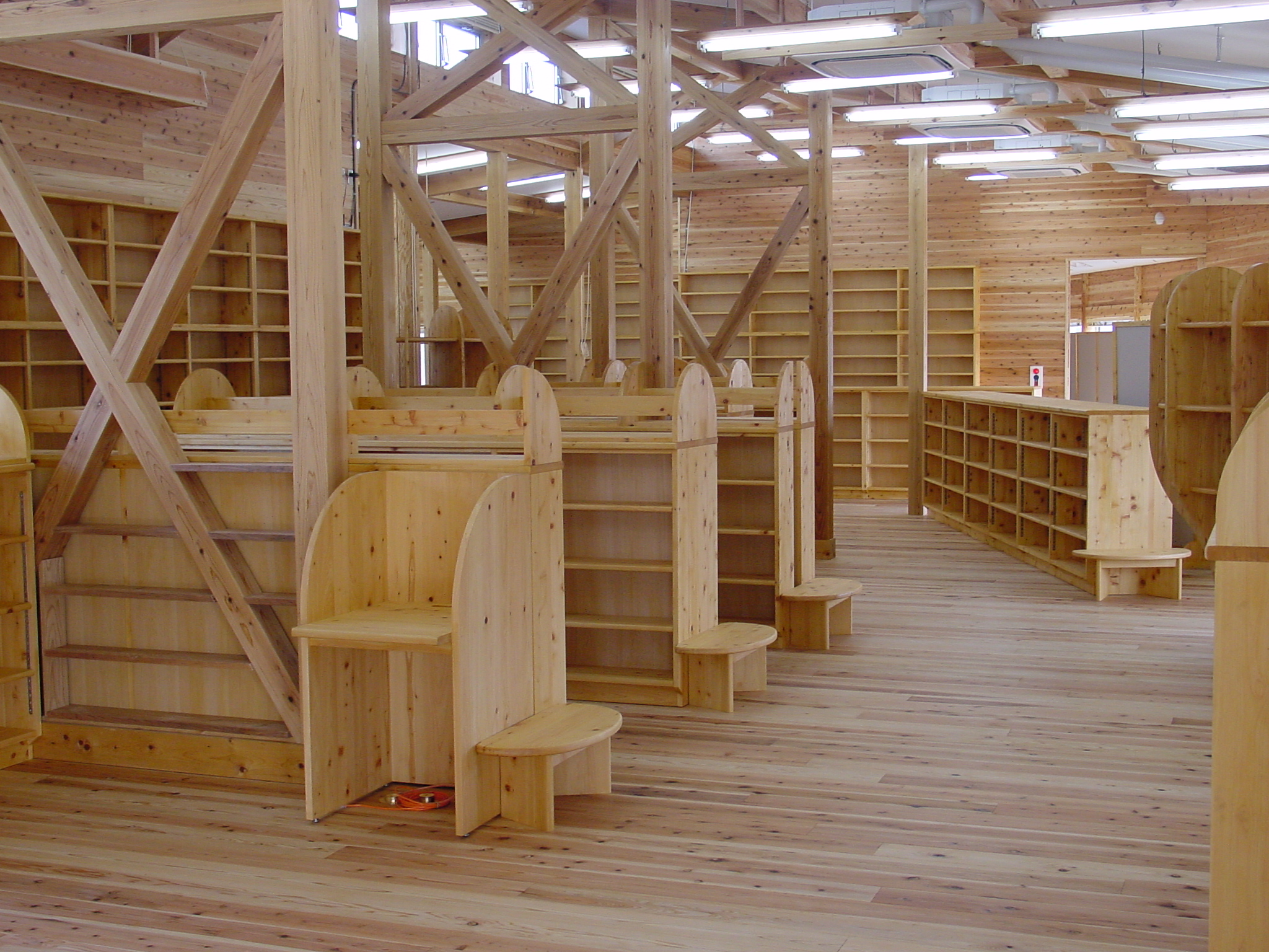 国産材針葉樹全体 国産材で内装木質化された文教施設